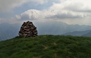 80 L'omone di sassi sulla cima del Monte Avaro (2080 m)
